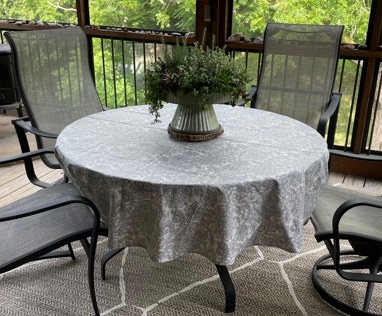 Fitted tablecloth in gray and white fretwork print Tailored round tablecloth 