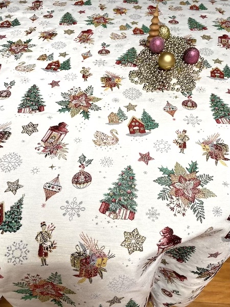 bespoke Christmas tablecloth seats 10